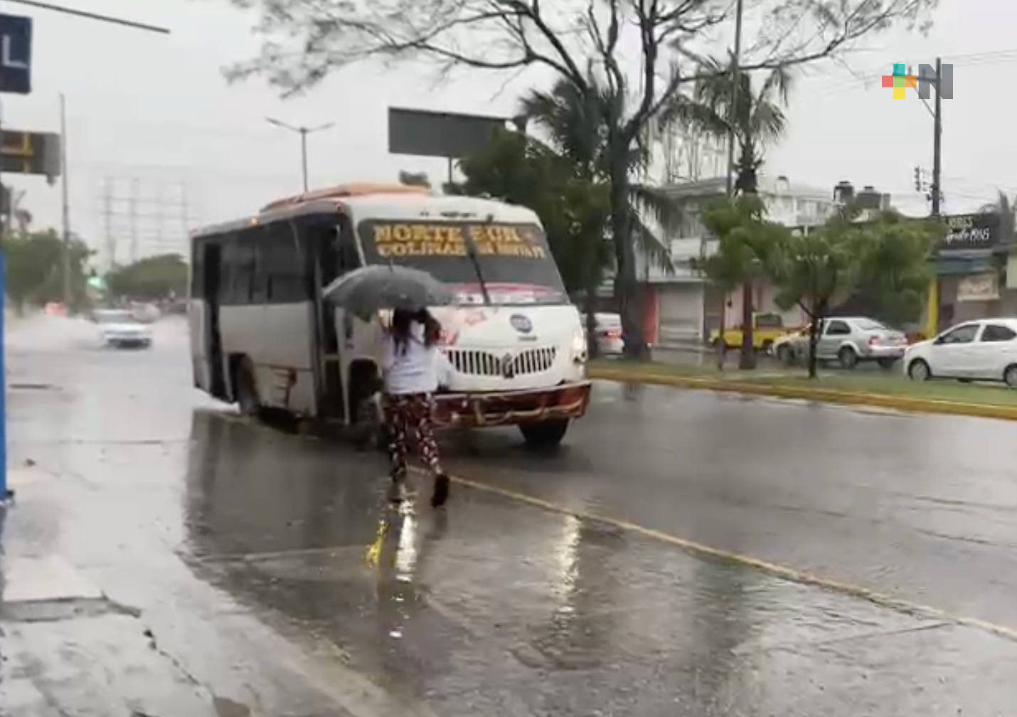 Por las lluvias transporte urbano suspende servicio en Veracruz puerto